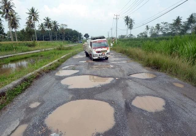 Video Jalan Rusak Viral, Warga Keluhkan Kondisi Berbahaya dan Minim Perbaikan