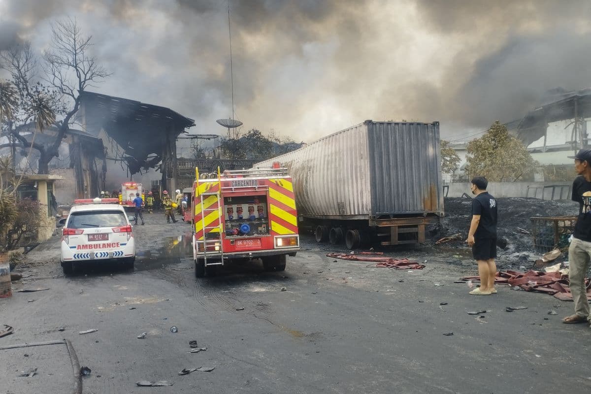 Pabrik Sandal di Medan Terbakar Selasa Malam, Api Tak Kunjung Padam